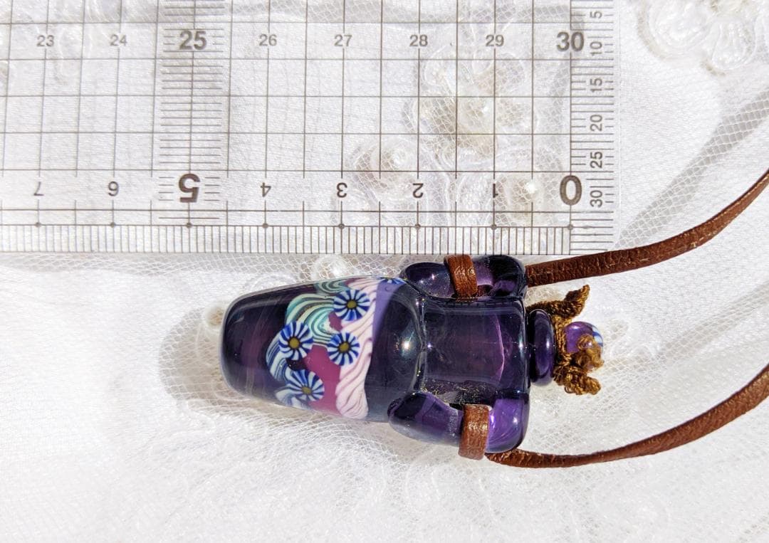 吉田正子トンボ玉（貳拾捌） 「瓶型」皮ひもネックレス ガラス玉に込め