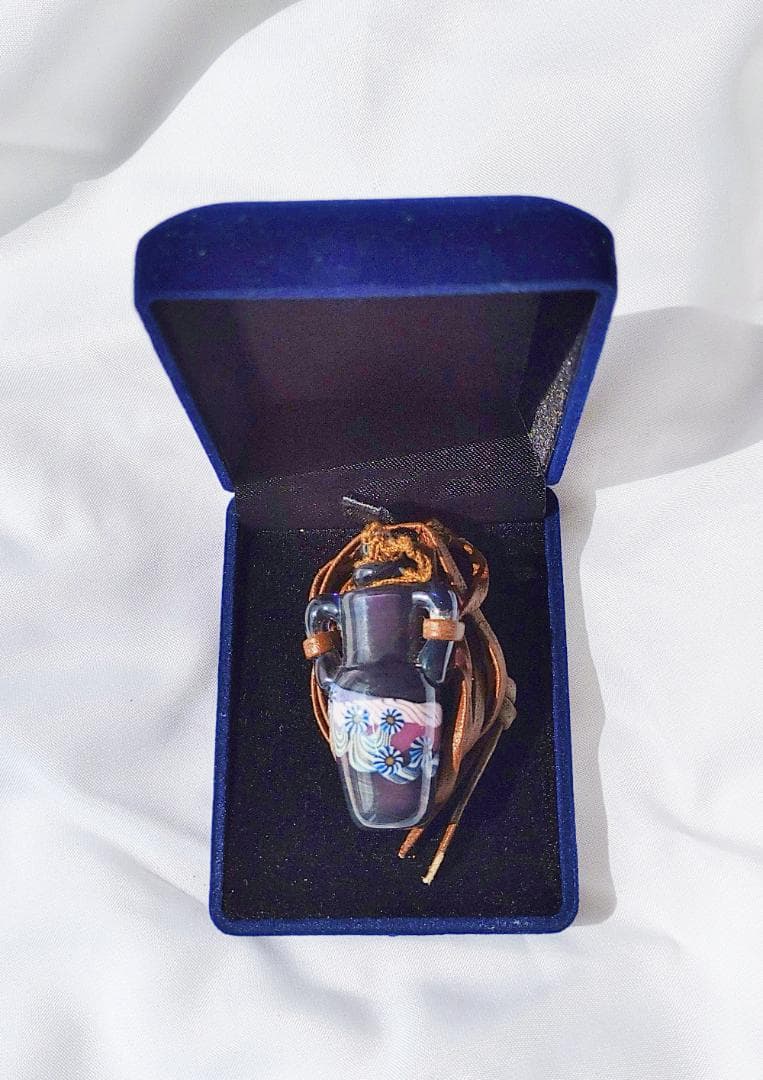 吉田正子トンボ玉（貳拾捌） 「瓶型」皮ひもネックレス ガラス玉に込め