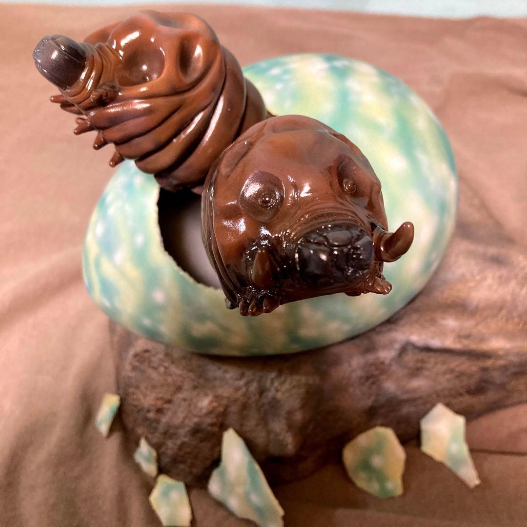 モスラ幼虫2体、卵、卵のかけら付き、卵の台座岩石のセット　カスタム品