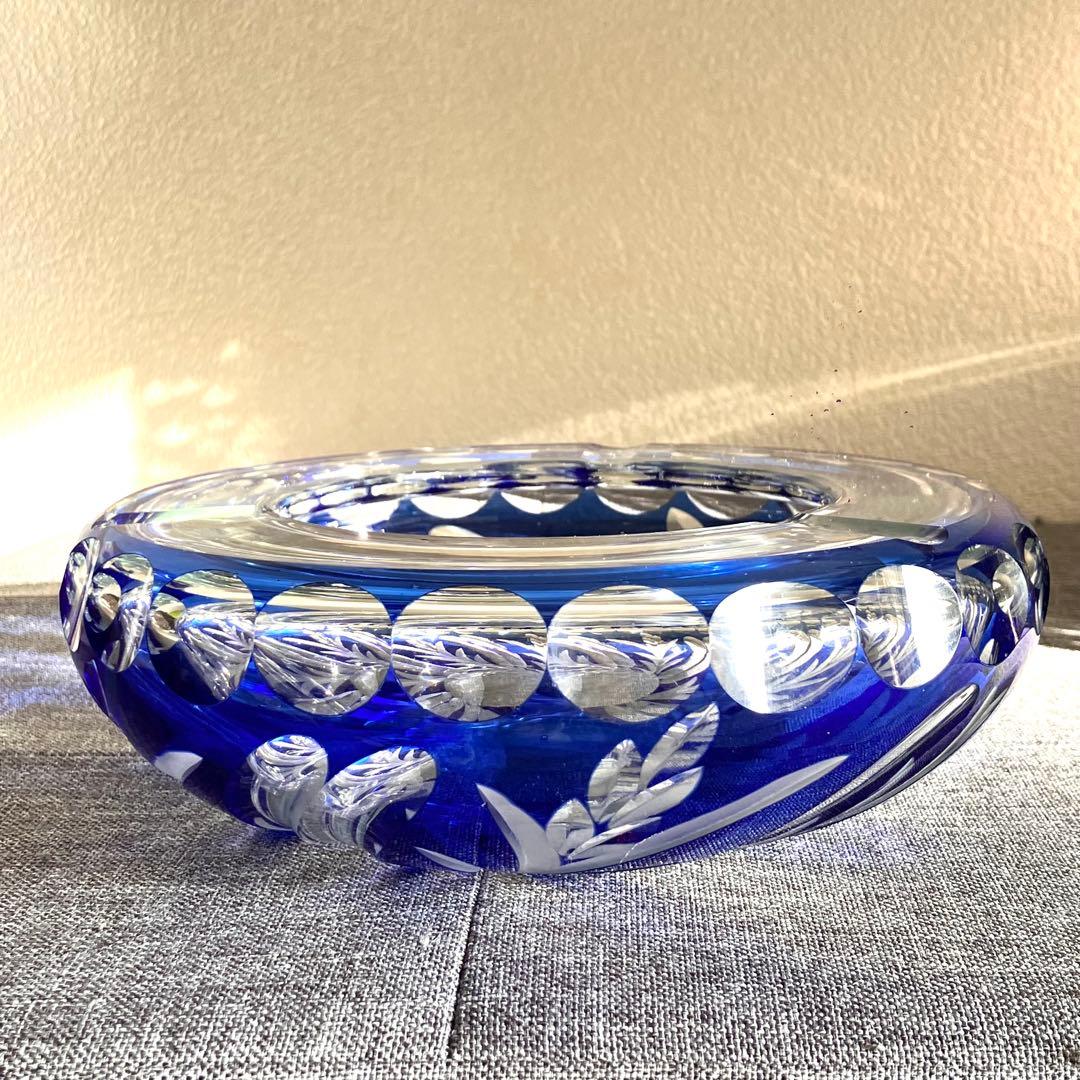 昭和レトロ　アンティーク　手作りガラス　切子の灰皿　切子青被せ 昭和レトロ アンティーク 手作りガラス 切子の灰皿 切子青被せ 【公式