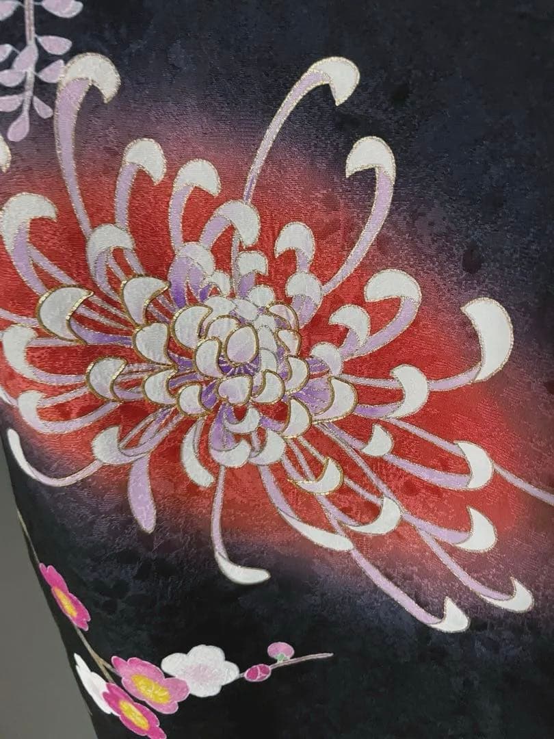 引き振袖 手描き友禅の黒に、乱菊と藤の花が咲き誇る作家物