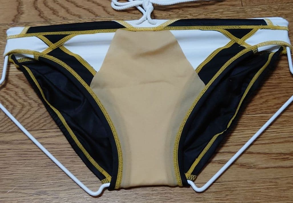 安い MIZUNO 男子競泳用水着 ブラック＆ホワイト ゴールドステッチ