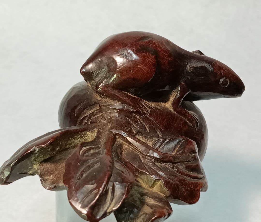 道楽齋 在銘 根付「蕪とねずみ 図」 柘植彫