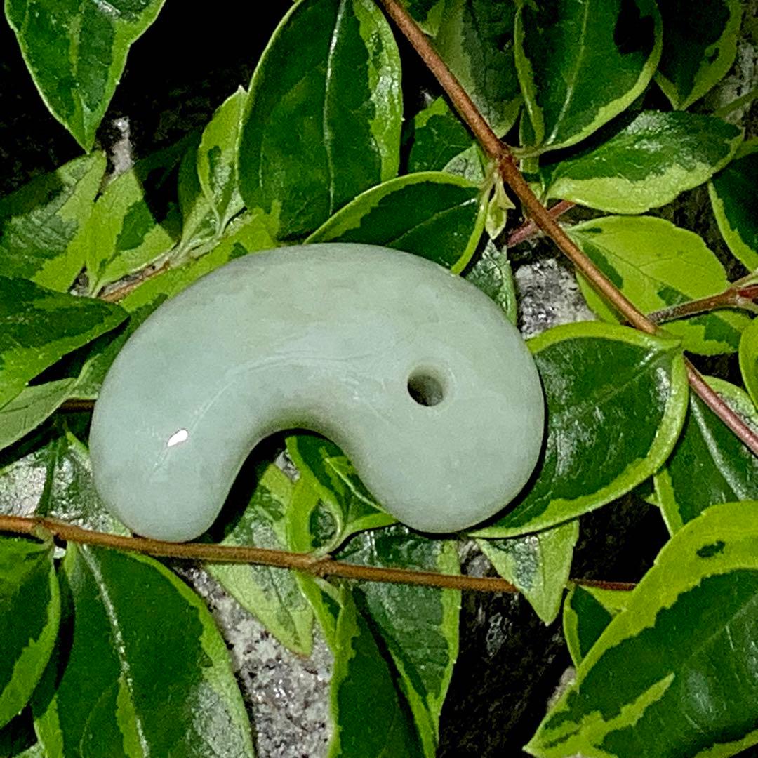 摩訶不思議な運気上昇の縁起物 糸魚川翡翠ジェダイト勾玉 鑑別書付 極上品