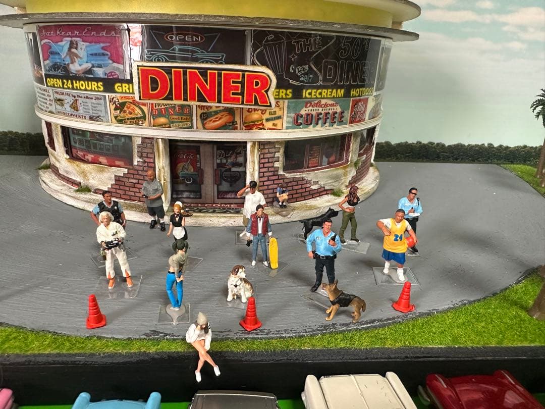 ハンドメイドジオラマ　 アメリカンダイナー 1/６４ミニカー7台＆フィギュア付き