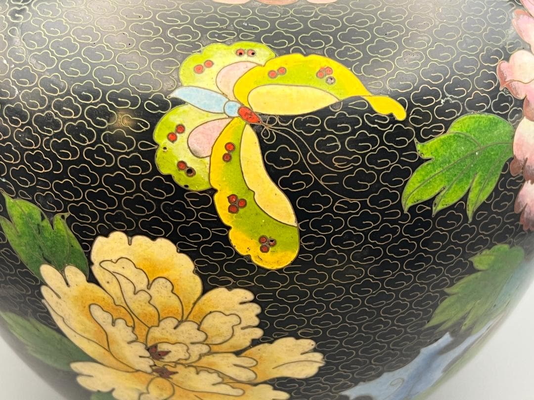 黒エナメル七宝焼き　真鍮製　大花瓶　花蝶図　重量約1996g　中国美術品