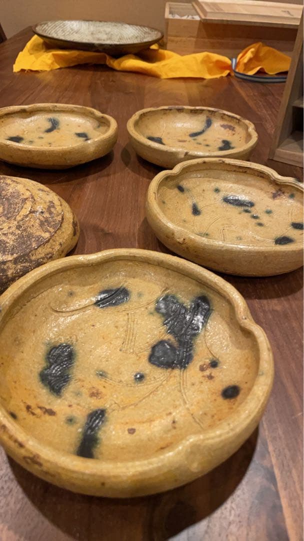 鈴木五郎作 黄瀬戸平向五客 共箱あり