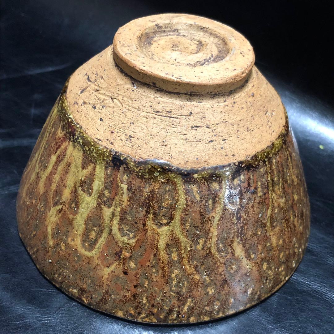 究極の美◆蔵から美しいマダラの荒々しい釉薬のかけられた抹茶茶碗が出て来ました。