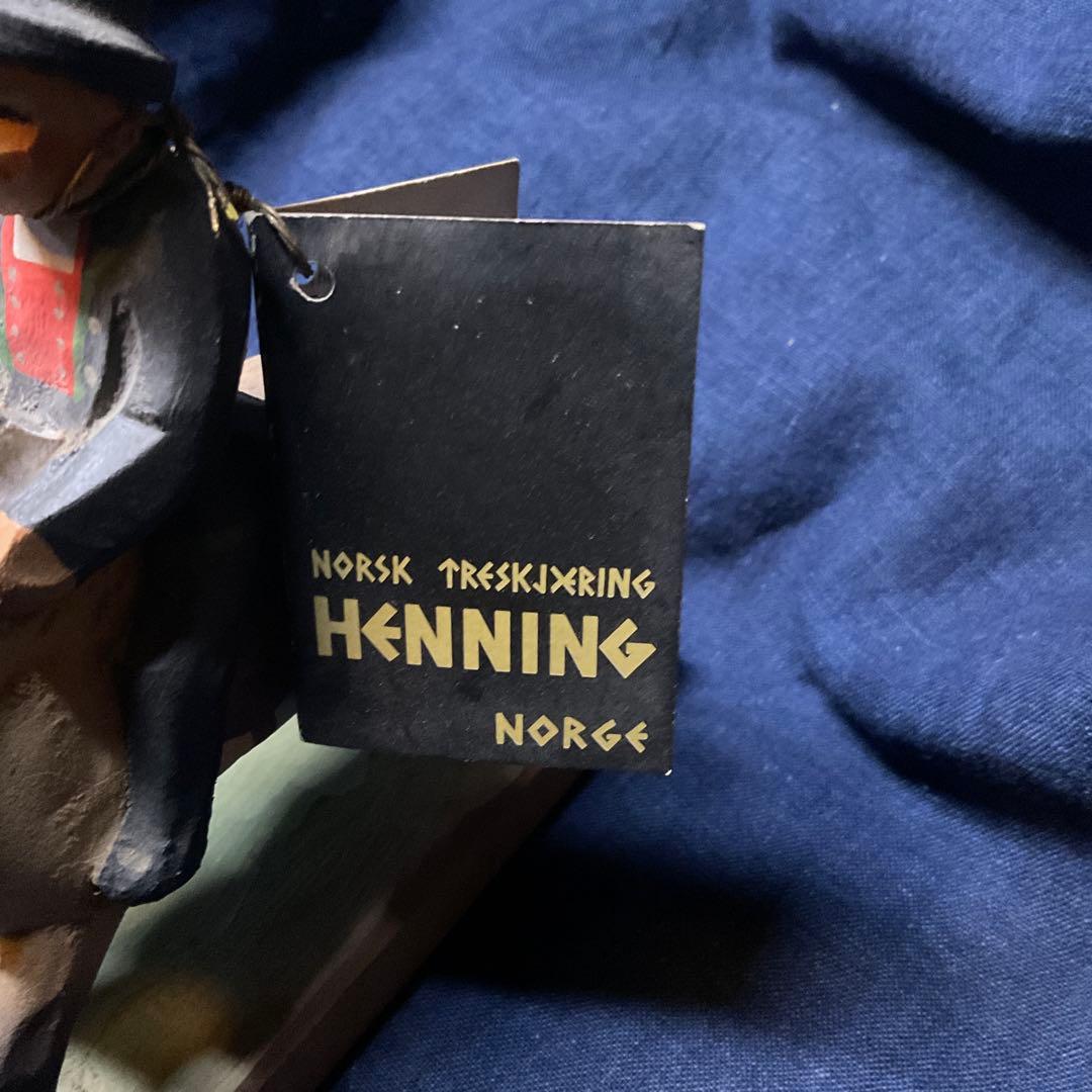 ノルウェーの彫刻家　貴重なへニング・エンゲルセンの木彫です。珍しいものです