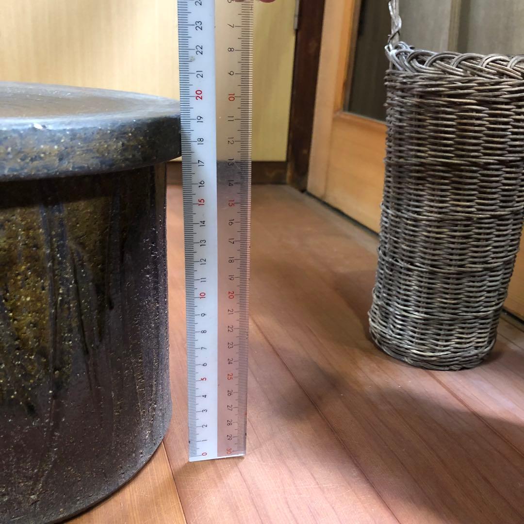 土地の風合いと紫茶色のグラデーション 花台 テラスチェア テーブル