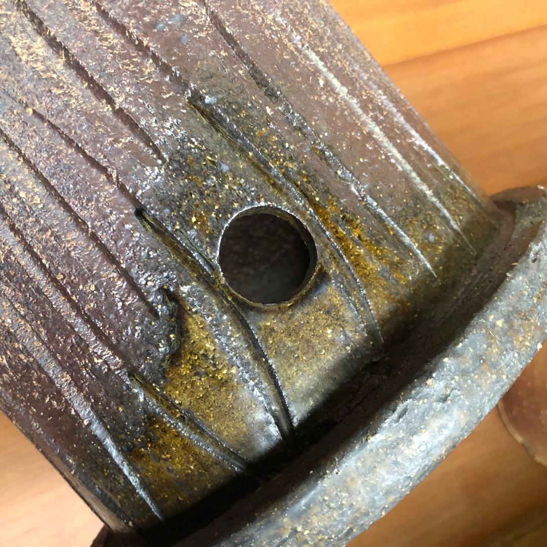 土地の風合いと紫茶色のグラデーション 花台 テラスチェア テーブル