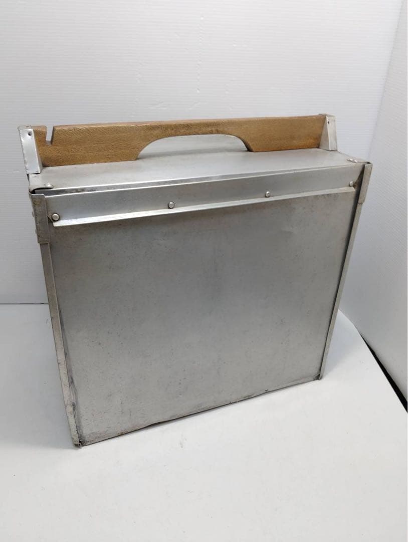 G2130【昭和レトロ】出前用 アルミ製 おかもち (木製棚/持ち手付き) G2130【昭和レトロ】出前用 アルミ製 おかもち (木製棚/持ち手付き)