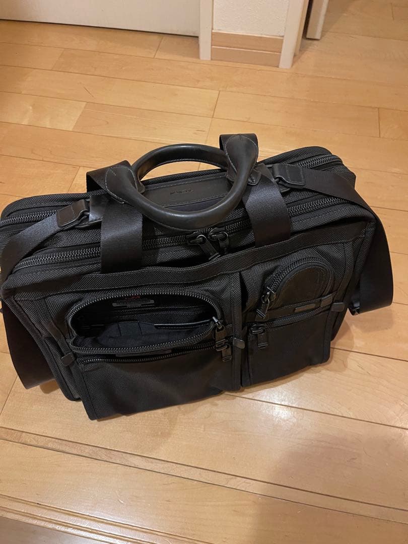 ら*ア様 TUMI ビジネスバッグ ブラック 多ポケット