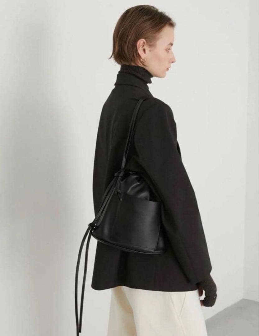 LA PEAU DE GEM レザー 巾着型ショルダーバッDRAWSTING