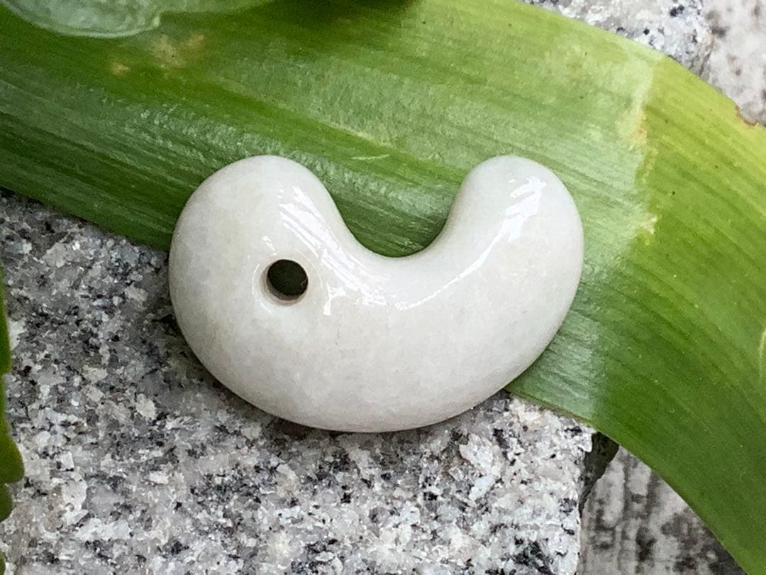 ✳白*混じり無し単色 糸魚川翡翠勾玉 本物ジェダイト 鑑別付 吉祥開運