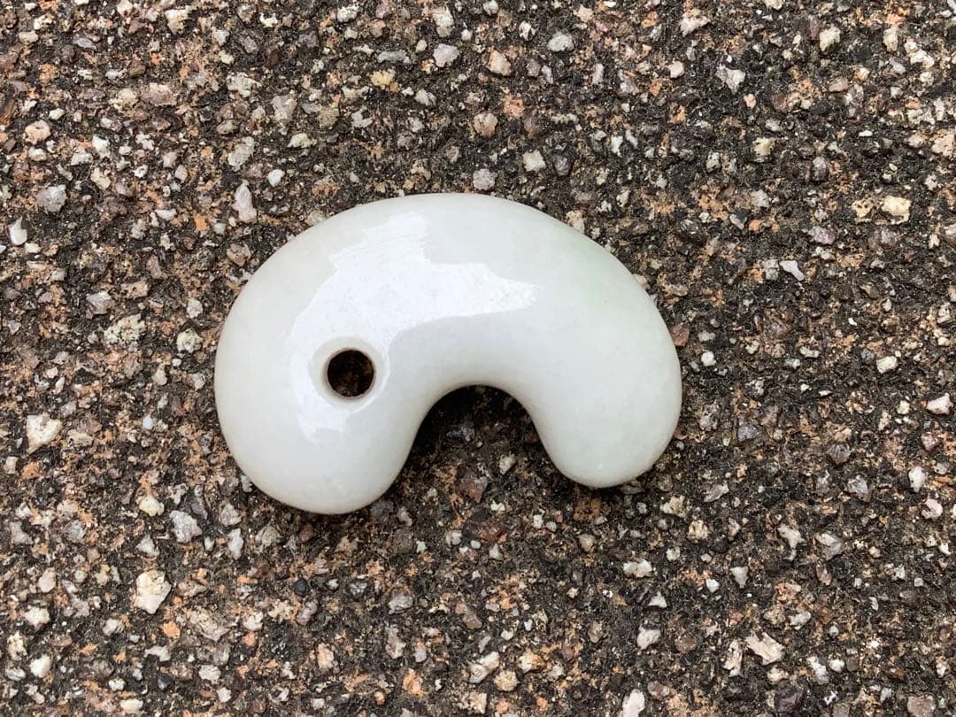 ✳白*混じり無し単色 糸魚川翡翠勾玉 本物ジェダイト 鑑別付 吉祥開運