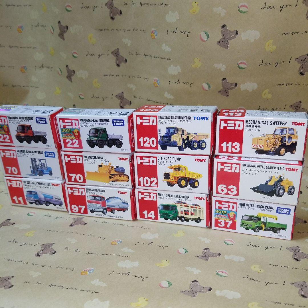 トミカディスプレイ　廃盤トミカ24台付き　レトロケース　箱付き重機トミカ24台付