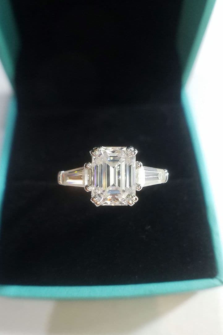 ラスト１本！新春価格！最高級モアサナイト　2カラット　エメラルドカットリング