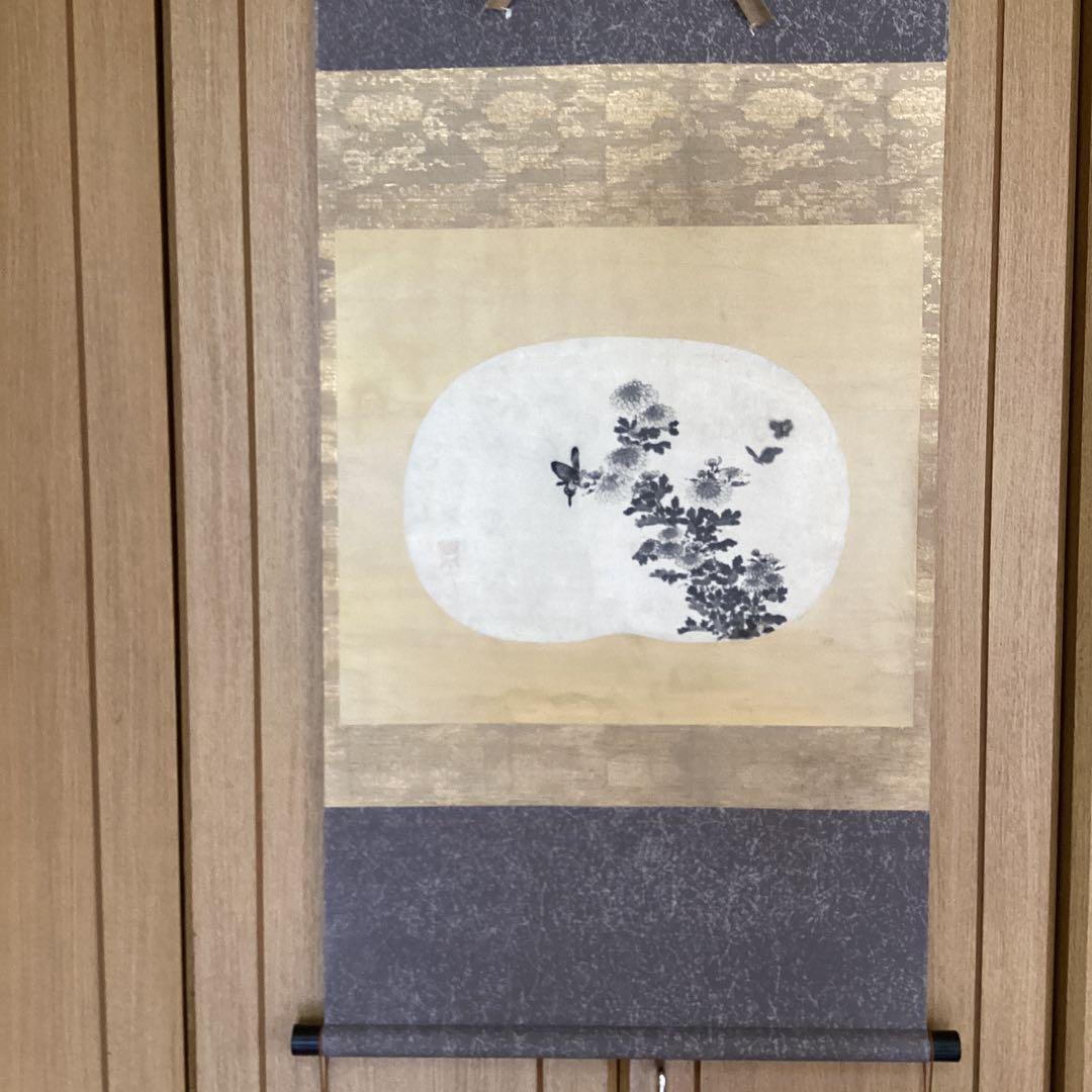 松花堂昭乗筆　紙本水墨画掛軸　《菊花舞蝶之図》　軸先紫檀　掛軸一幅　309