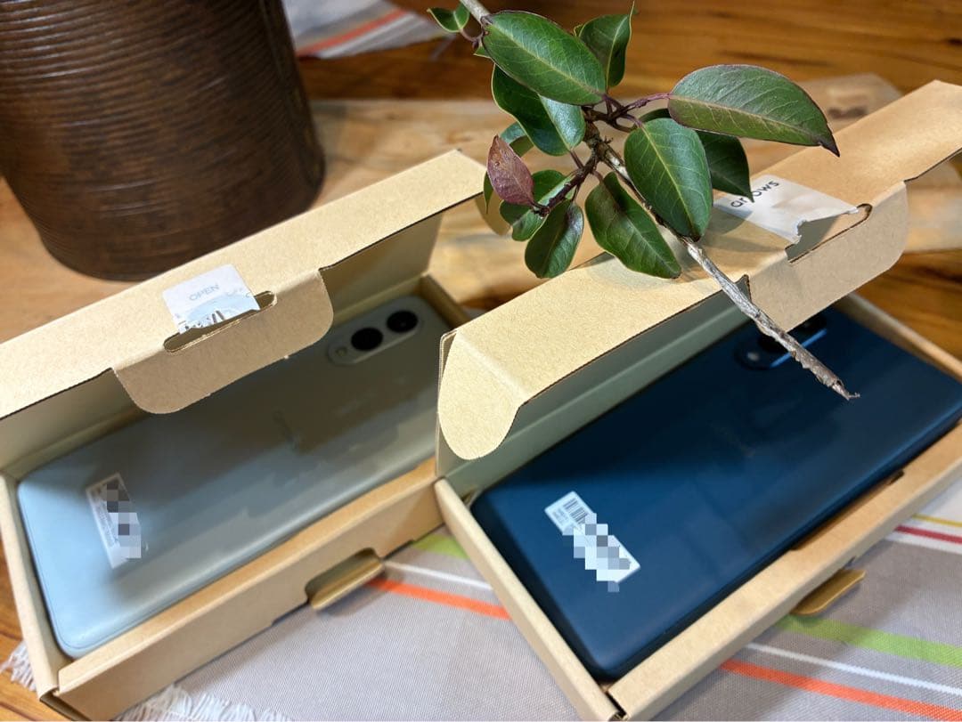 arrows We2ネイビーグリーン/ライトブルー 2個セット限定 FCNTの新スマホ「arrows We2/We2 Plus」--価格や販路の違い等を写真で