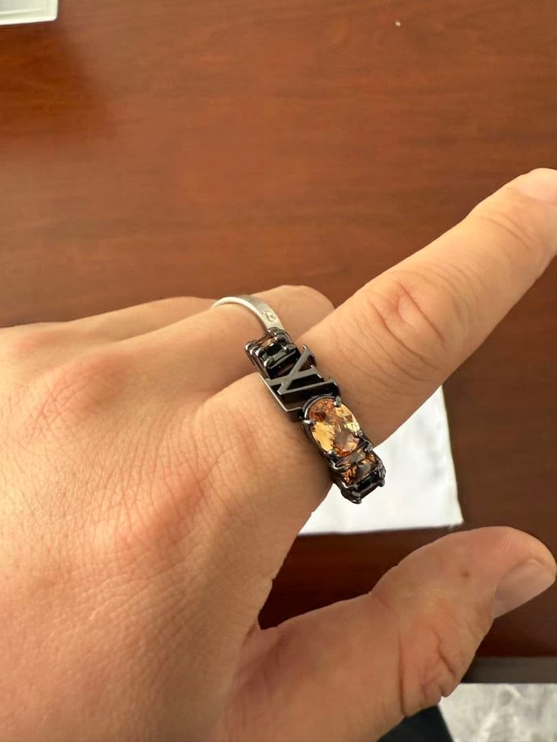 LOUIS VUITTONブラックメタルリング ストーン付き 新品同様