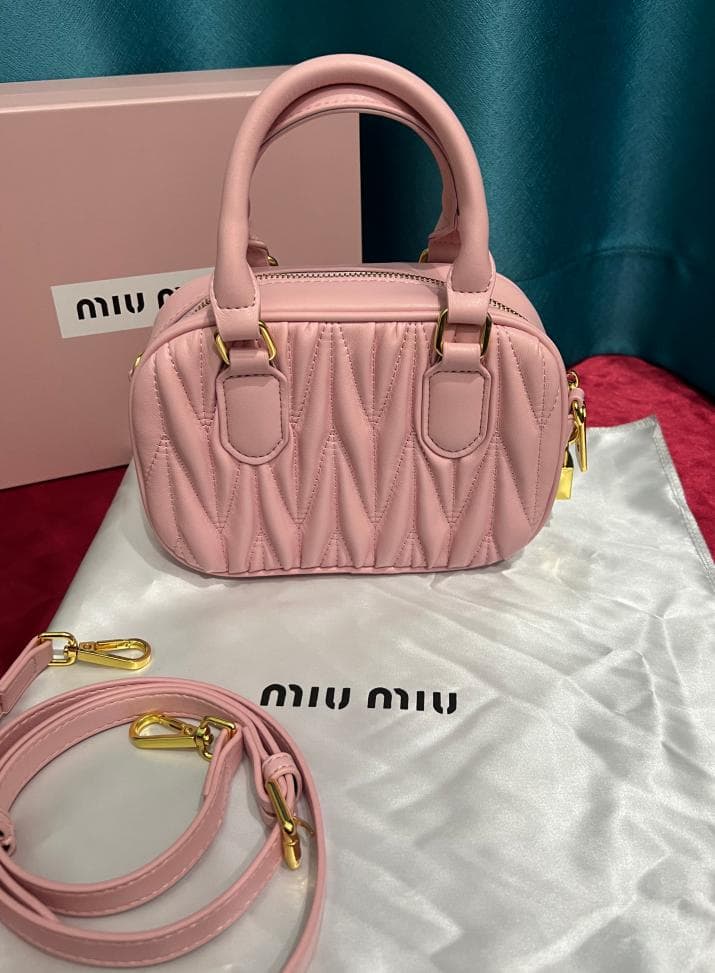 極美品 ピンク ショルダーパッグ