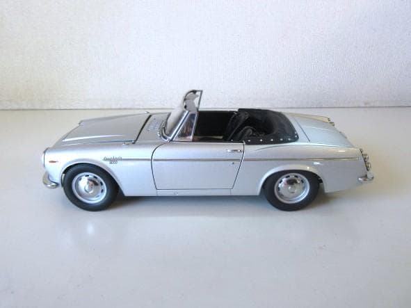特価 AUTOart 1/18 ダットサン フェアレディ 2000 SR311