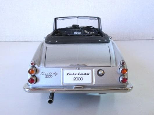 特価 AUTOart 1/18 ダットサン フェアレディ 2000 SR311