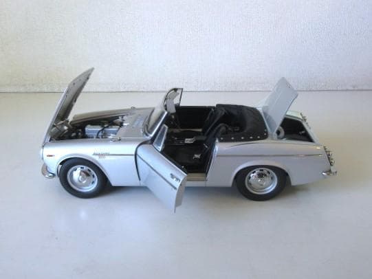 特価 AUTOart 1/18 ダットサン フェアレディ 2000 SR311
