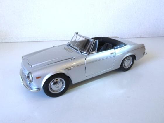 特価 AUTOart 1/18 ダットサン フェアレディ 2000 SR311