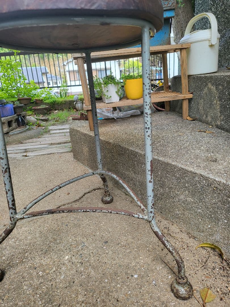 鉄脚 スツール　丸椅子　3本脚　ヴィンテージ　アンティーク