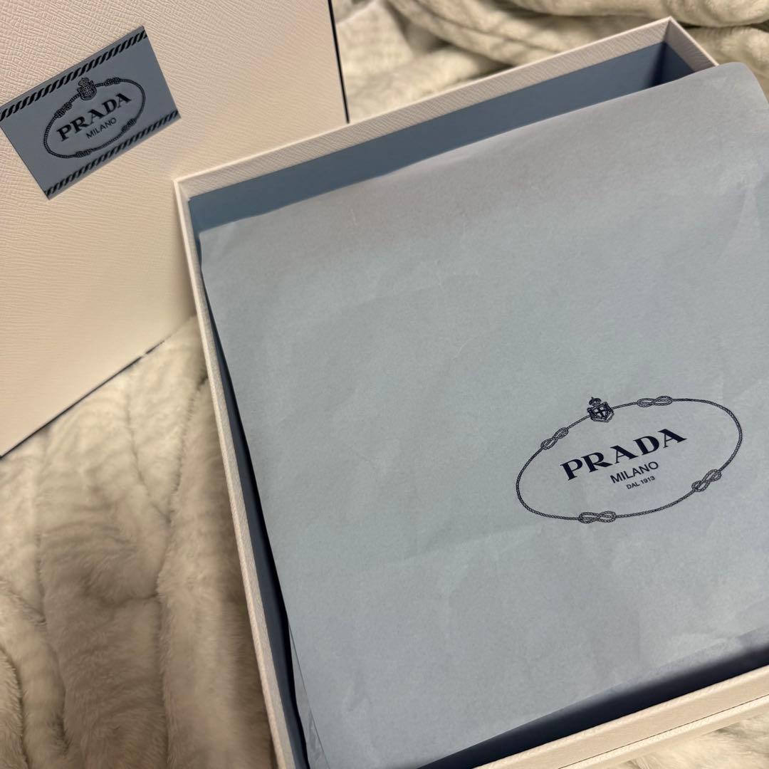 PRADA レッド ナイロン 犬服 フード付き PRADA正規品 Mサイズの通販は