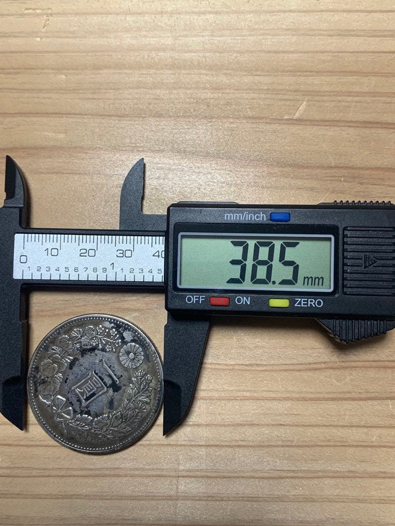 一圓銀貨 明治18年 珍品 桐葉1.2.4から馬の歯 4.6にかけて