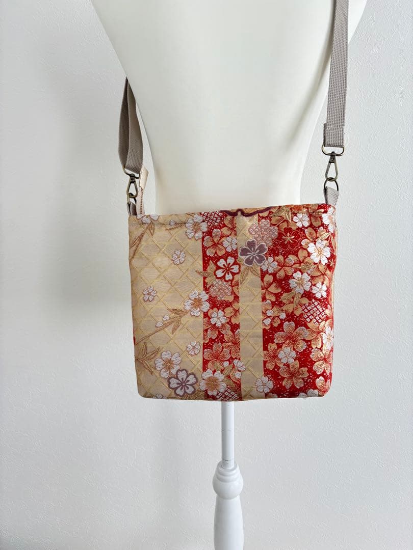 帯リメイク ショルダーバッグ｜ジッパー付き｜赤×金蝶々｜一点物