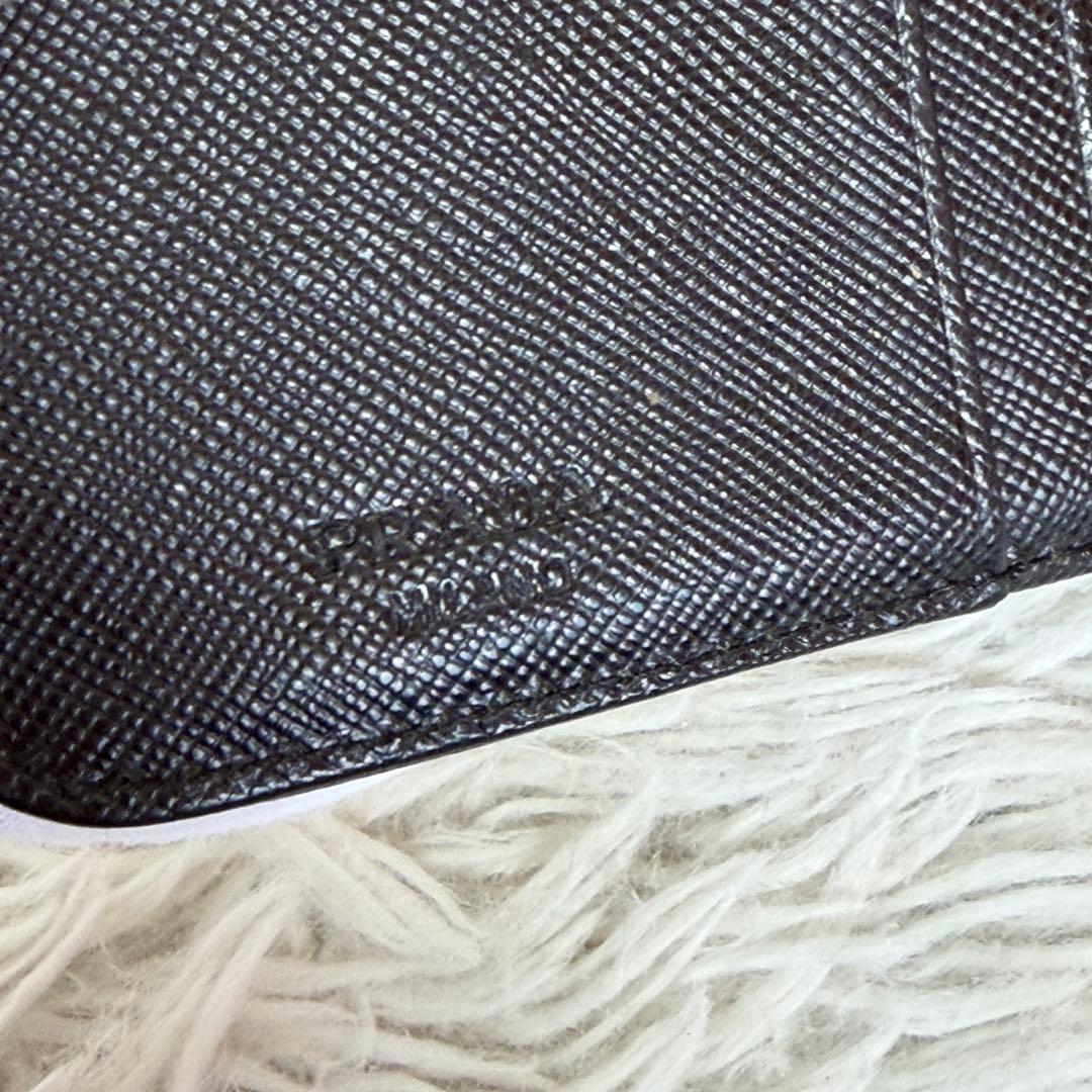 美品✨プラダ 三角ロゴ 二つ折り財布 サフィアーノレザー 黒 ラウンドファスナー