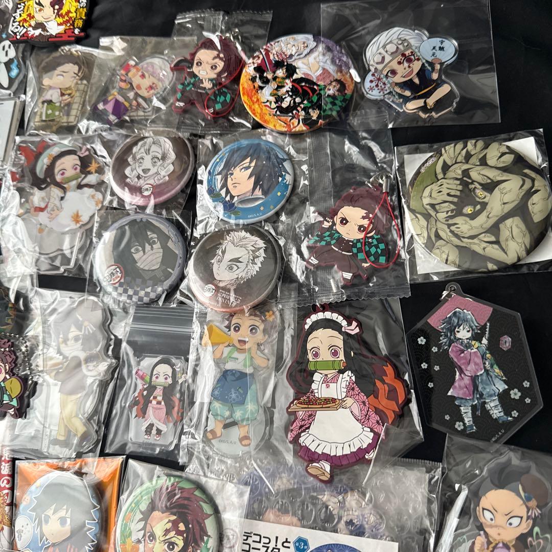 鬼滅の刃　缶バッジ　ラバスト　アクリルスタンド等　約150点大量まとめ売り