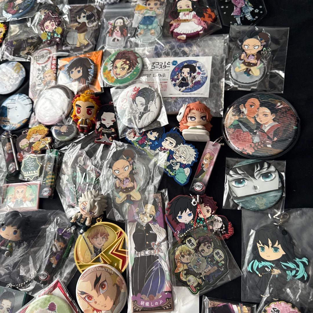 鬼滅の刃　缶バッジ　ラバスト　アクリルスタンド等　約150点大量まとめ売り