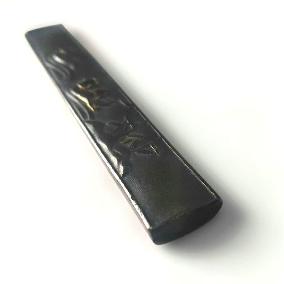 鴛鴦図小柄　表が赤銅魚子地　裏が銅地　金象嵌