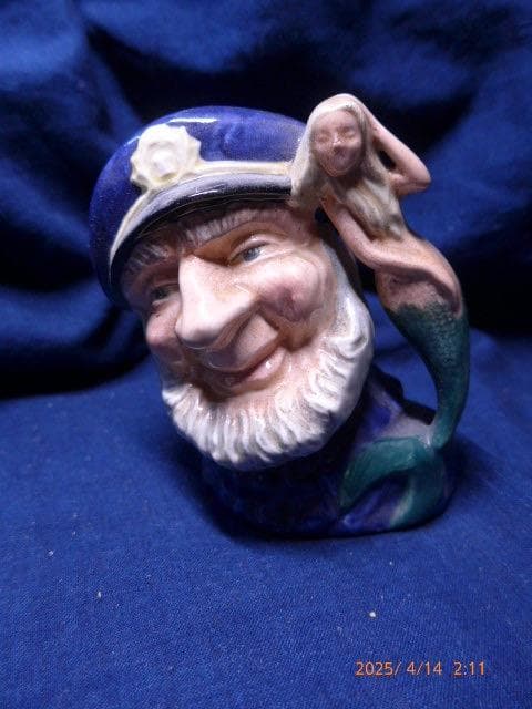 ヴィンテージ ロイヤルドルトンの「old salt」。髭の水夫と人形のジャグ