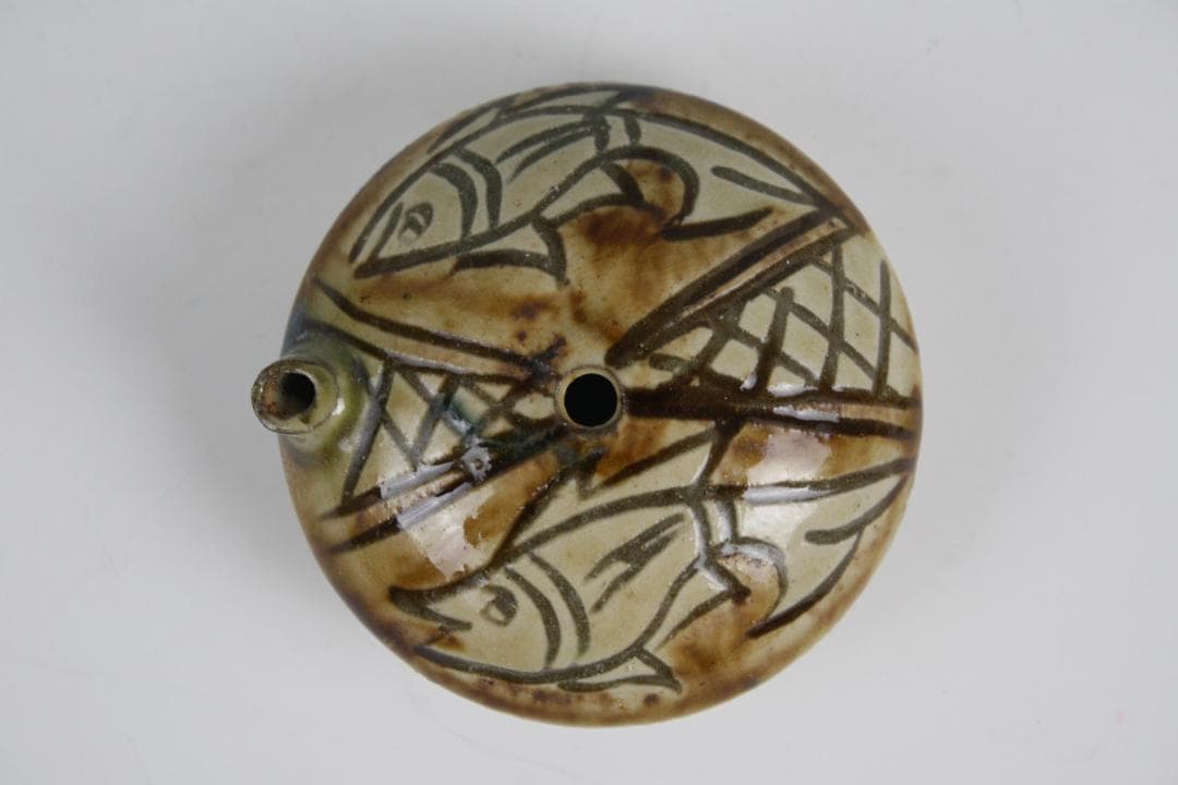 壺屋焼 人間国宝 金城次郎 作 飴釉双魚文水滴