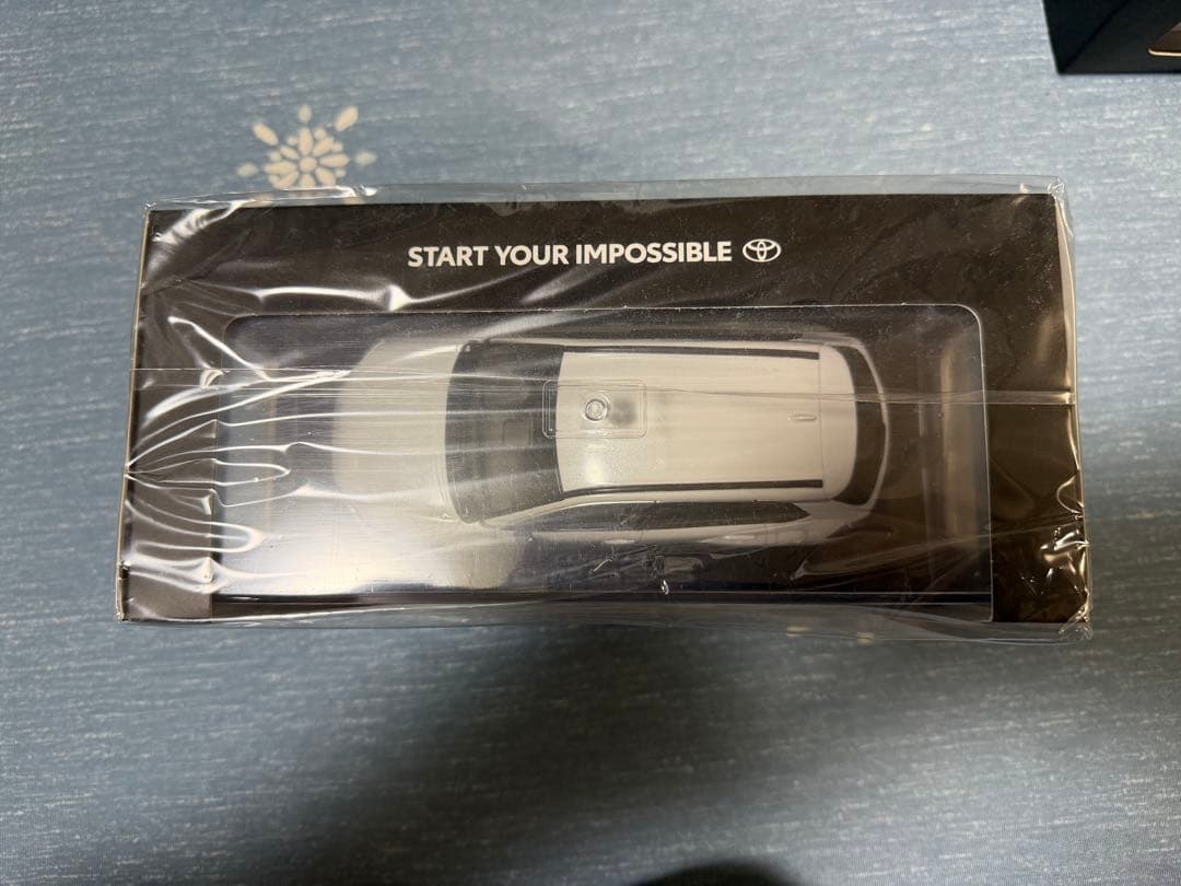 トヨタ　カローラクロス 1/30カラーサンプルミニカー(2台)