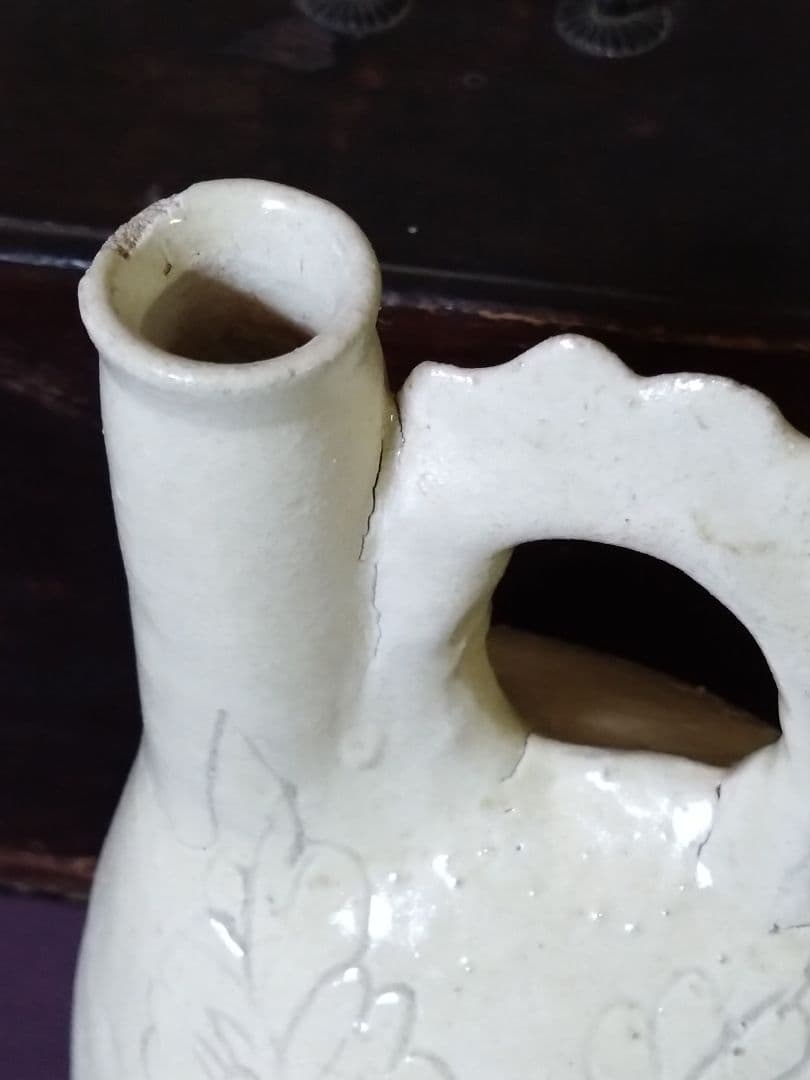 遼時代 白釉 陰刻 芍薬紋 皮嚢壺 鶏冠壺 - メルカリ