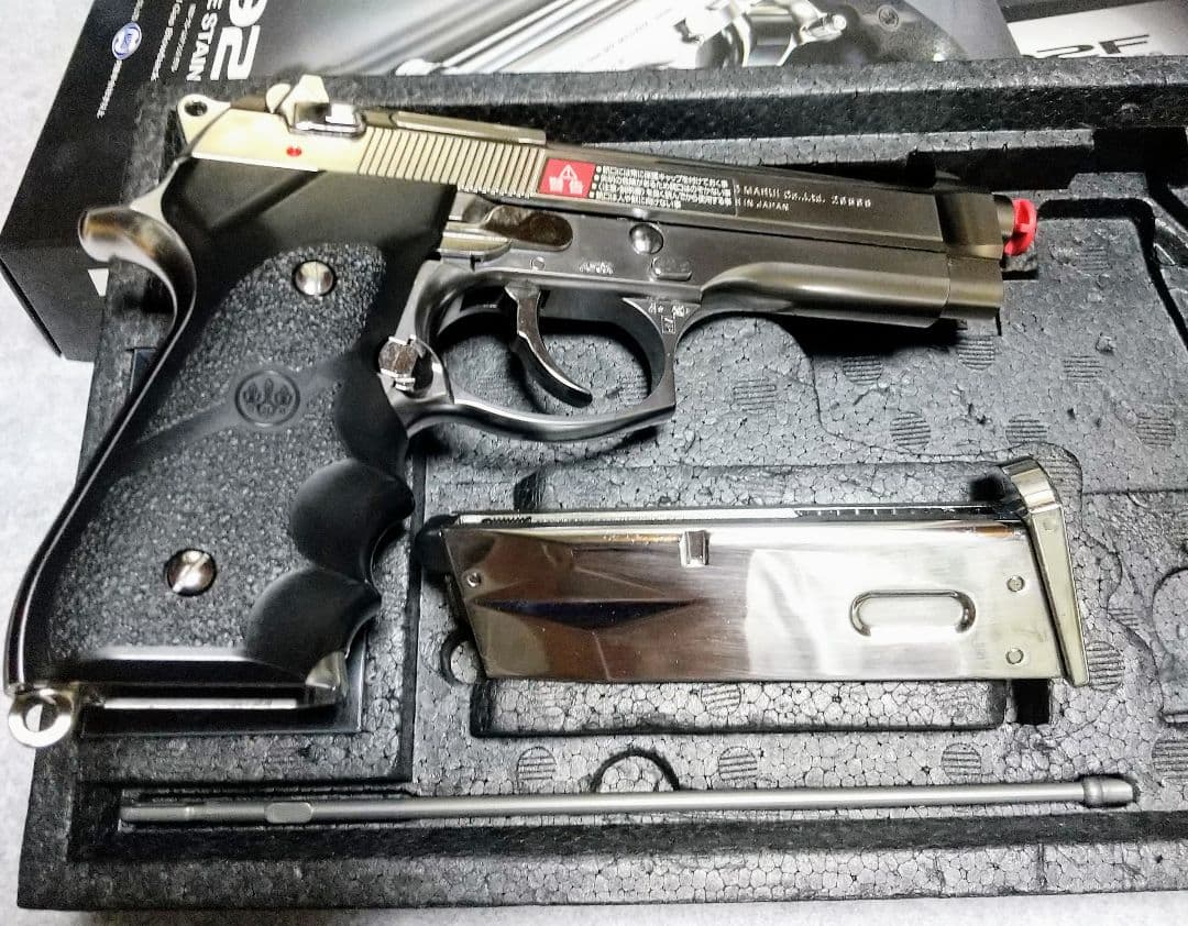 東京マルイ・M92Fクロームステンレス・ガスブローバックガン&ロボット的セット
