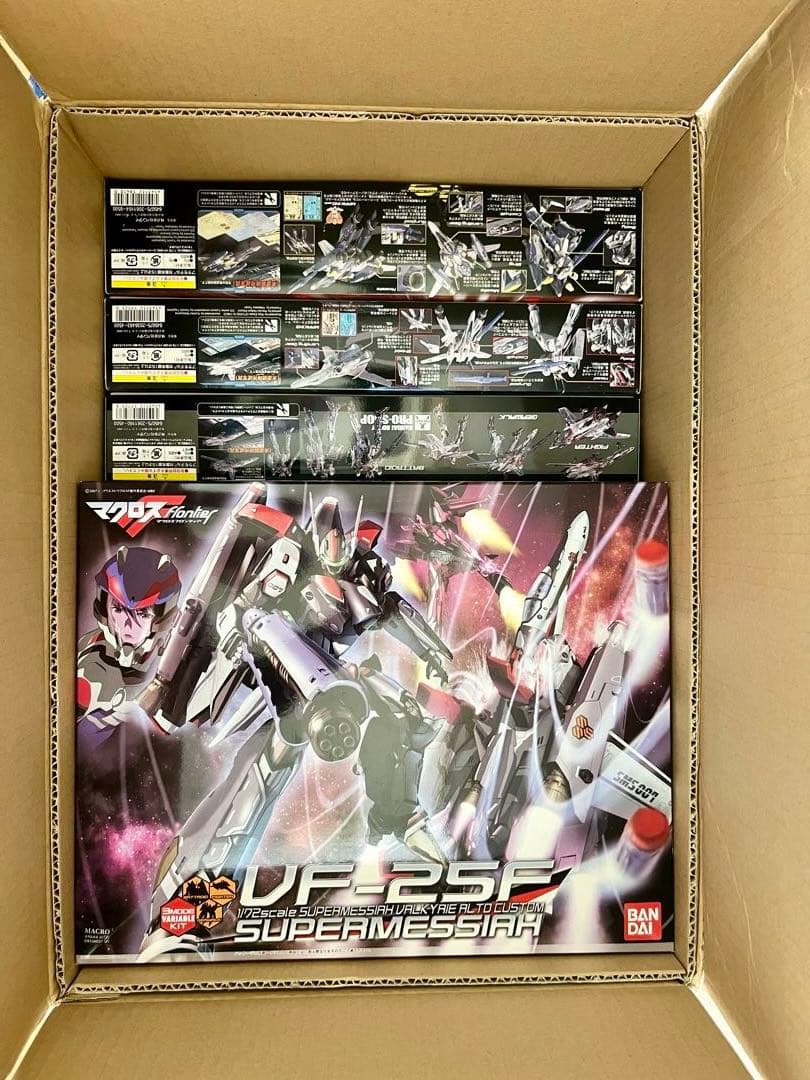 【未組立】バンダイ 1/72 VFー25メサイアバルキリー プラモデル6種セット