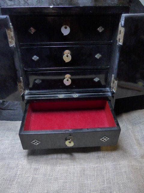 黒漆の象嵌の入った小引き出しです。韓国製です
