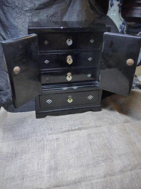 黒漆の象嵌の入った小引き出しです。韓国製です