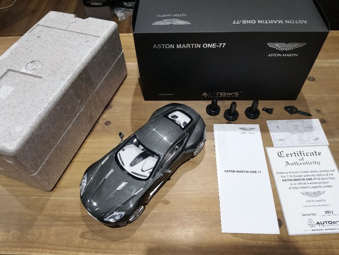 1/18 オートアート　アストンマーティン ONE-77　ミニカー　グレー
