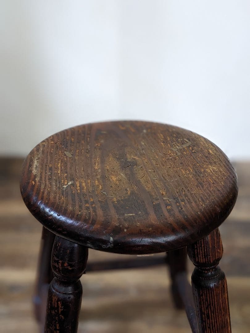 上品な丸椅子　スツール　ヴィンテージ　椅子