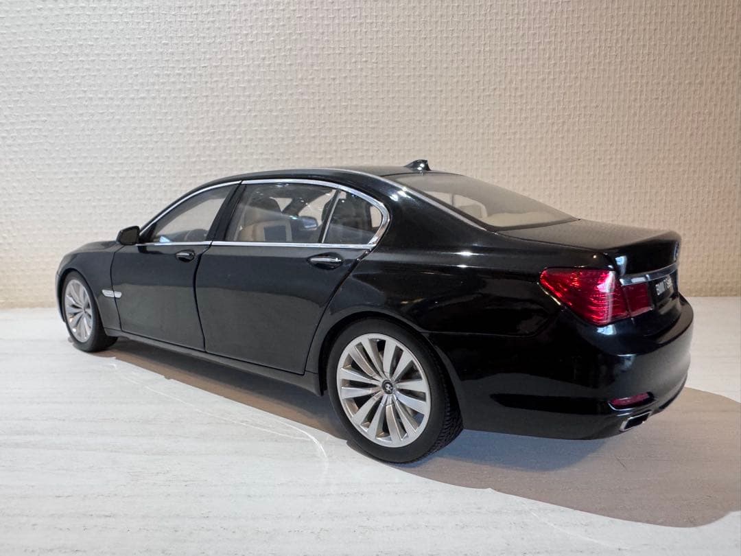 ミニカー KYOSHO BMW 750Li (F02) 1:18