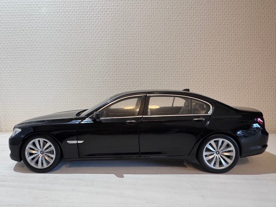 ミニカー KYOSHO BMW 750Li (F02) 1:18